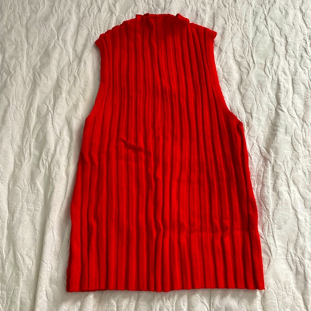 Dynamite: sleeveless top